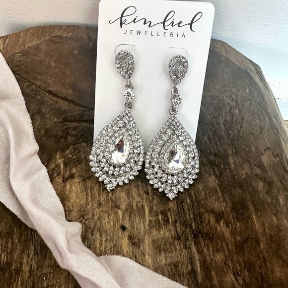 Women’s Silver Teardrop Crystal Rhinestone Earrings - Picture 3 of 3